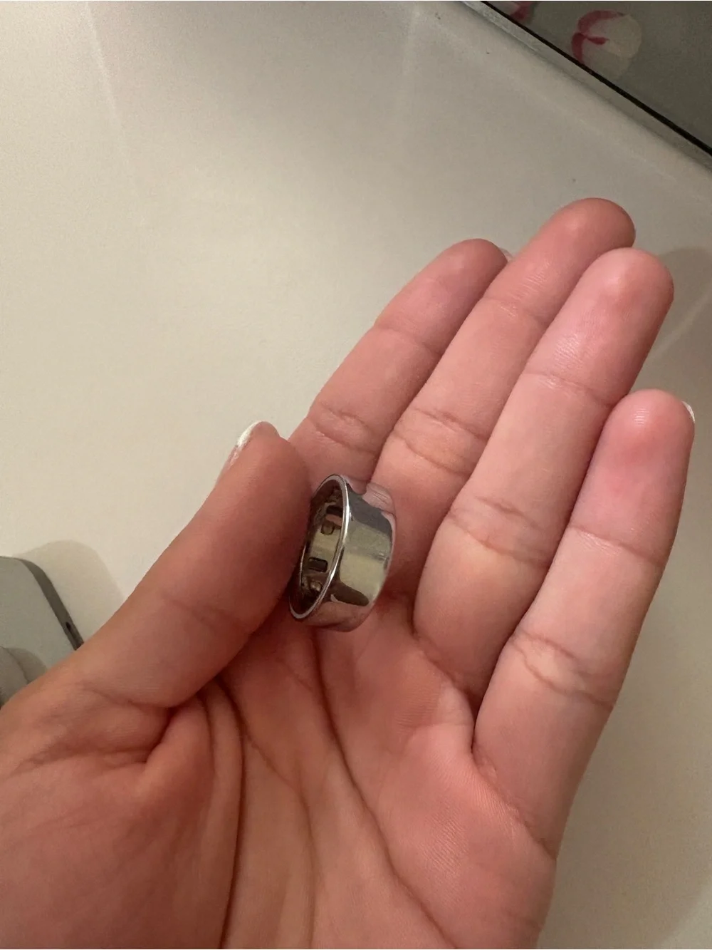 Oura Smart Ring Dock Charger in Silver